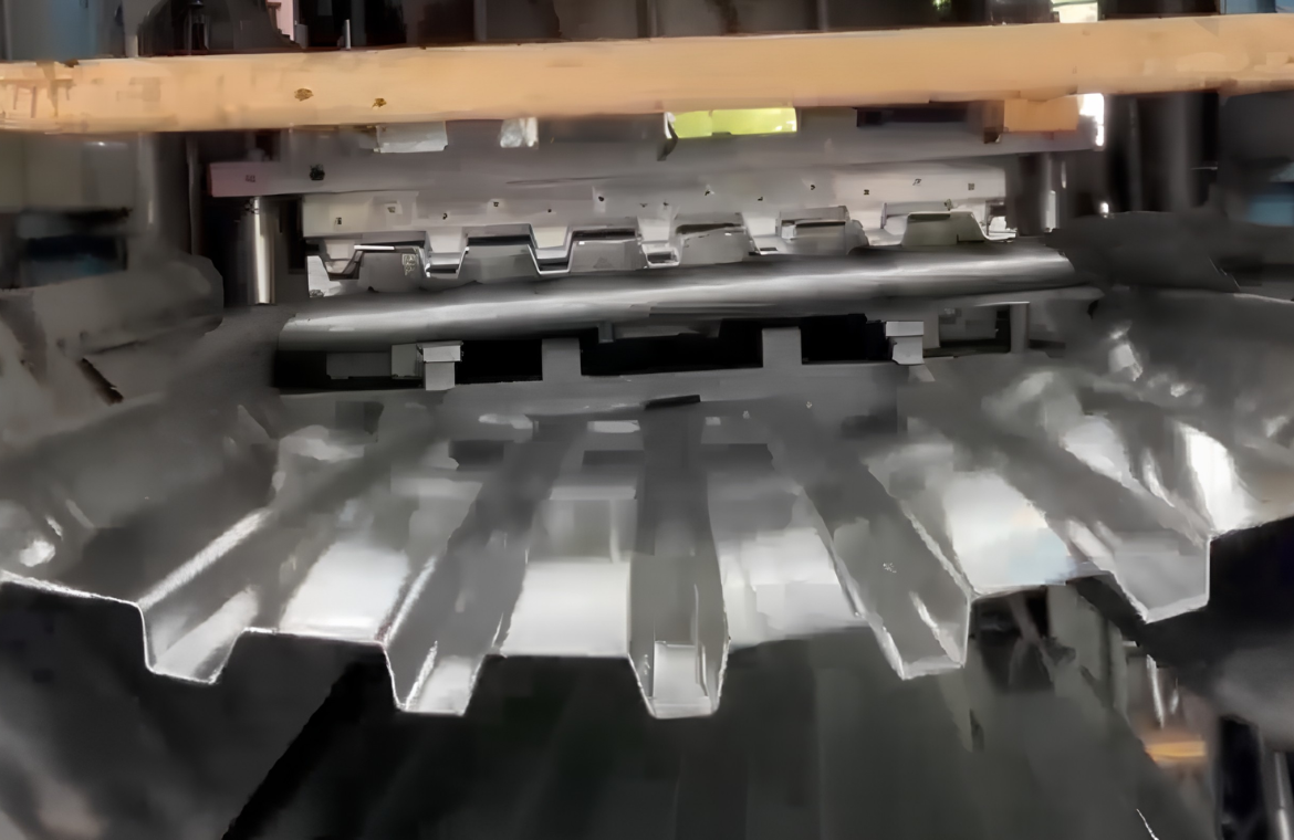 What to Look for When Comparing Metal Deck Manufacturers